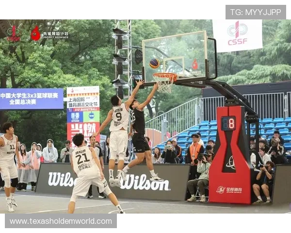 高校篮球赛成德育平台，师生同场竞技关系融洽